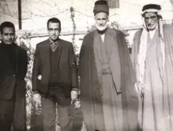 صورة قديمة للسيد هاشم الحداد في مدينة الكاظميّة مع بعض المريدين