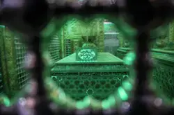 صورة جميلة من داخل مقام العسكريين عليهما السلام الأخضر في سامراء