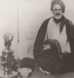صورة قديمة للسيد هاشم الحداد في غرفة خارجية من منزله