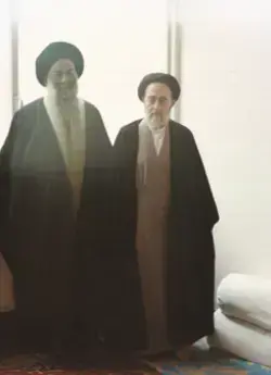 صورة المرحوم العلامة الطباطبائي والعلامة الطهراني في منزل المرحوم الشيخ قدوسي
