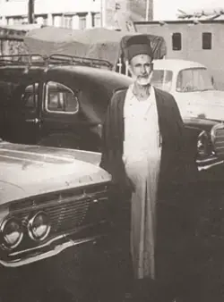 صورة قديمة للسيد هاشم الحداد في أحد شوارع كربلاء