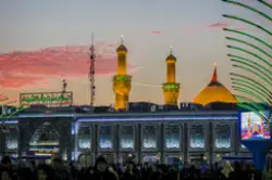 الصورة لضريح الإمام الحسين عليه السلام لحظة غروب الشمس في شهر محرم الحرام