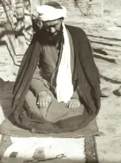أشهر صورة للشيخ محمد جواد الأنصاري أثناء الصلاة في منزله