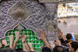 صورة قريبة لضريح الإمام الحسين عليه السلام من بين الزوار