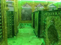 صورة لضريح العسكريين من الداخل وجميع مقابره الأربعة عليهم السلام