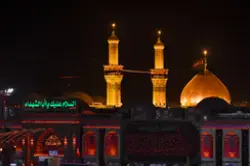 صورة قبة حرم الإمام الحسين عليه السلام مع المآذن في ليالي محرم الحرام