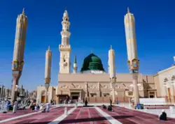 صورة القبة الخضراء للمسجد النبوي ومظلاته 
