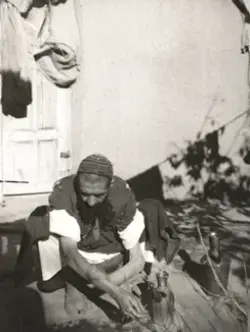 صورة نادرة للشيخ محمد جواد الانصاري أثناء الوضوء