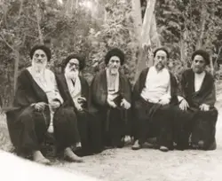 صورة العلامة الطباطبائي وآية الله الميلاني في جمع من علماء مشهد المقدسة