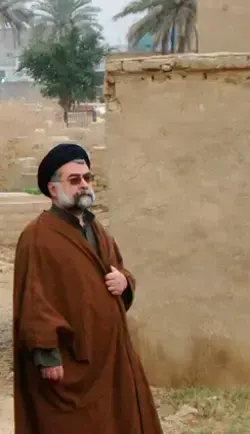 صورة آية الله السيد محسن الطهراني في مقبرة وادي الصفا في كربلاء