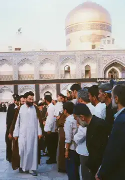 صورة لقاء بعض الأفراد بالسيد محمد محسن الطهراني في حرم الإمام الرضا عليه السلام