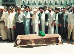 صورة الصلاة على جنازة العلامة الطهراني بإمامة الشيخ محمد تقي بهجت