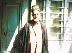 صورة السيد هاشم الحداد فترة أواخر حياته أمام باب منزله