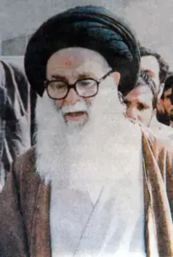 صورة العلامة الطهراني أثناء إقامة الصلاة