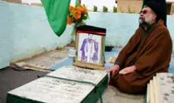 صورة نادرة للسيد محسن الطهراني يزور قبر أستاذه السيد هاشم الحداد