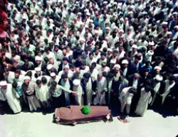 صورة الصلاة على جثمان العلامة الطهراني بإمامة آية الله بهجت