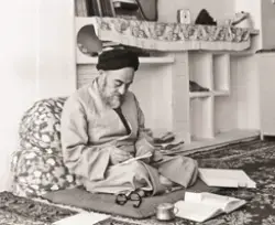 صورة العلامة الطباطبائي وهو يطالع ويكتب