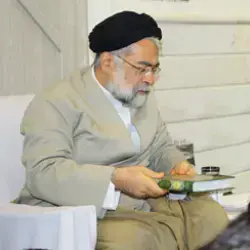 صورة وضع السيد محمد محسن الطهراني العمامة على رأس أحد تلامذته