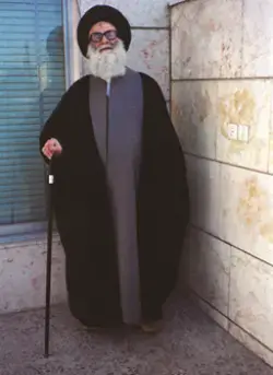 صور نادرة للعلامة الطهراني قبل عدّة سنوات من ارتحاله في فناء منزله