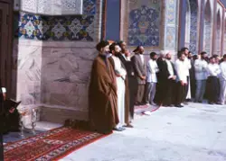 صورة قبر العلامة السيّد محمّد الحسين الحسيني الطهراني في حرم الإمام الرضا عليه السلام 