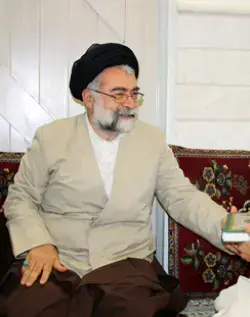 صورة السيد محمد محسن الطهراني أثناء مراسم التعميم لطلاب الحوزة