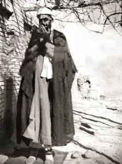 صورة قديمة للشيخ محمد جواد الأنصاري أثناء القنوت