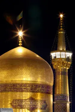 صورة لقبة الإمام الرضا الذهبية عليه السلام اللامعة ليلاً من مسافة قريبة