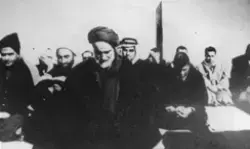 صورة قديمة للسيد هاشم الحداد بعد إقامة صلاة عيد الفطر