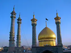 صورة لقبة ومآذن مقام السيدة المعصومة في النهار