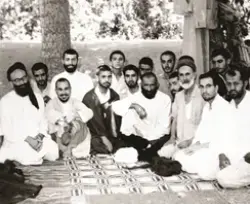 صورة نادرة للسيّد هاشم الحداد والعلامة الطهراني برفقة أصدقائه وتلامذته