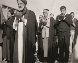 صورة السيد هاشم الحداد أثناء إقامة صلاة عيد الفطر