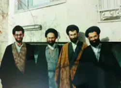صورة لآية الله السيد محمد محسن الطهراني إلى جانب إخوته
